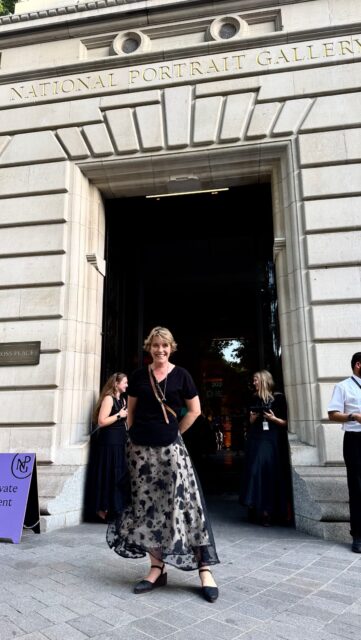 About last night…

…Just a nippy little glimpse of some of last night’s Private Viewing of the Herbert Smith Freehills Kramer Portrait Award at the @nationalportraitgallery 

Join me at “Ros’s Place” 😉

This is still feeling rather surreal for me. 

I know my mum hates these high-paced reels (sorry mum!) but time is precious, people are bizeeee! …and I know those of you who want more detail are either following on my stories and/ or on my subscribers list anyways 😉

Also, last night was a bit of a blur TBH. Hence the choice of a reel so you get the feel!! (I think the professional photographers have a lot better shots than I do. “Any more Jane’s?” is the funny line at the end of the reel 😂)

Plus I’m relishing the moment. Trying to keep off my phone, but not ignoring you.  I’ll post more in the coming days but for now, I must get myself ready for the Press Morning. 

And maybe I just might choose not to cycle this time. 

Or pay a bit extra for an e-bike. 

It is gonna be stinking hot day again here in London. 

This girl is on 🔥